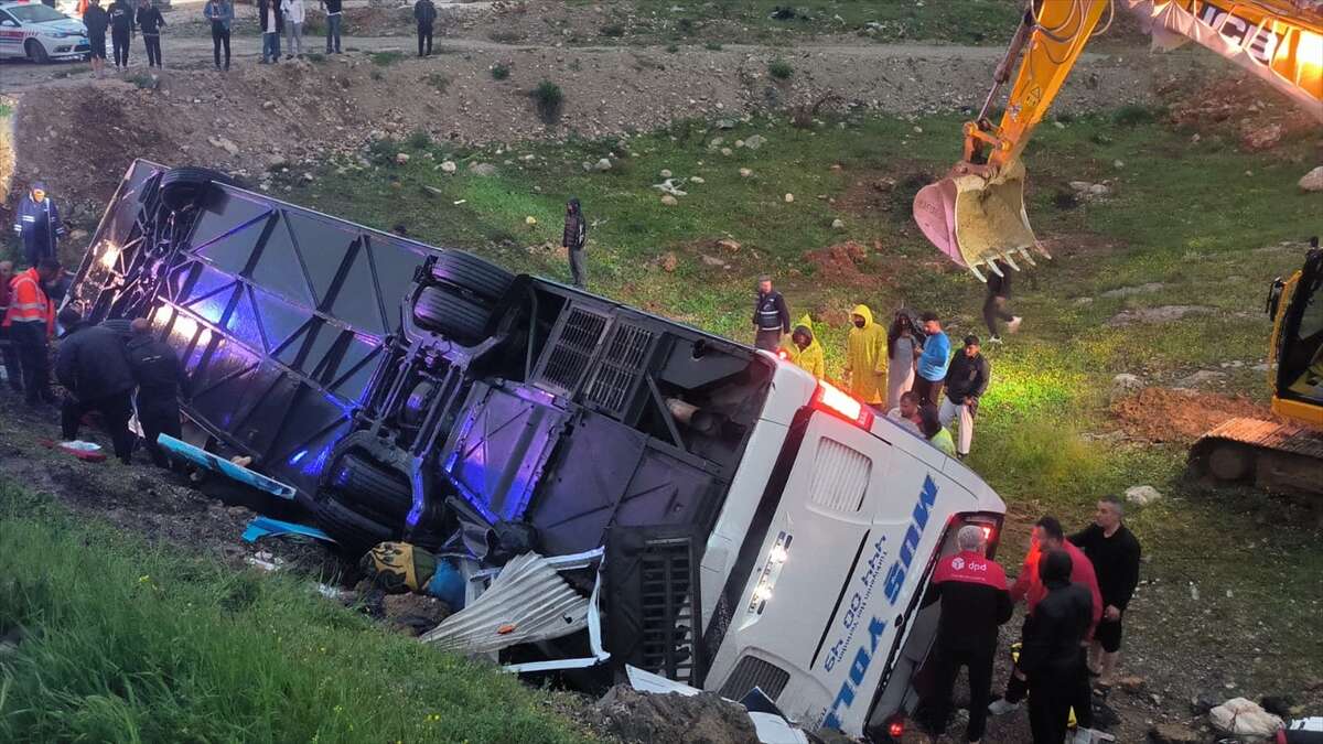 4 ölü, 40 yaralı var! Yolcu otobüsü kazasının görüntüleri ortaya çıktı 14